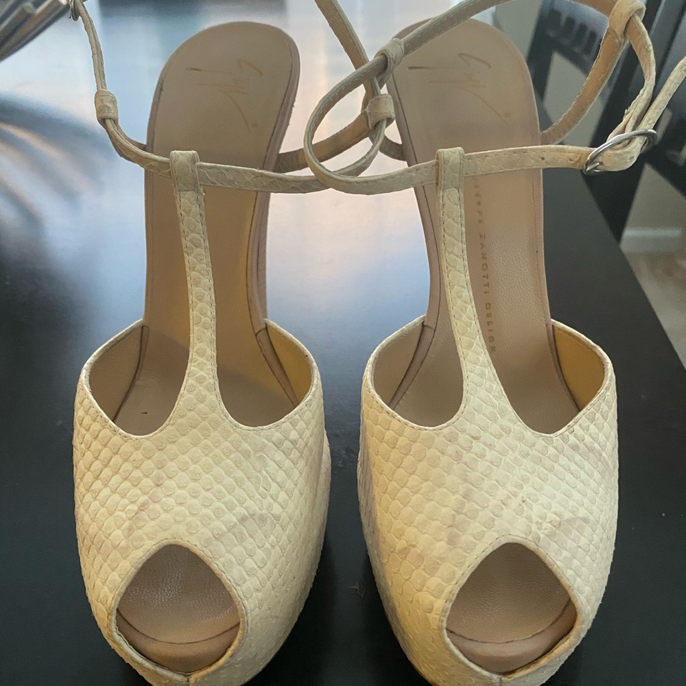 COPY - Giuseppe Zanoti peep toe pumps